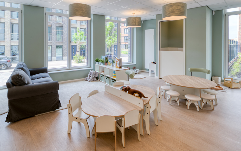 CompaNanny vestiging Nijmegen Lent interieur peutergroep met tafels