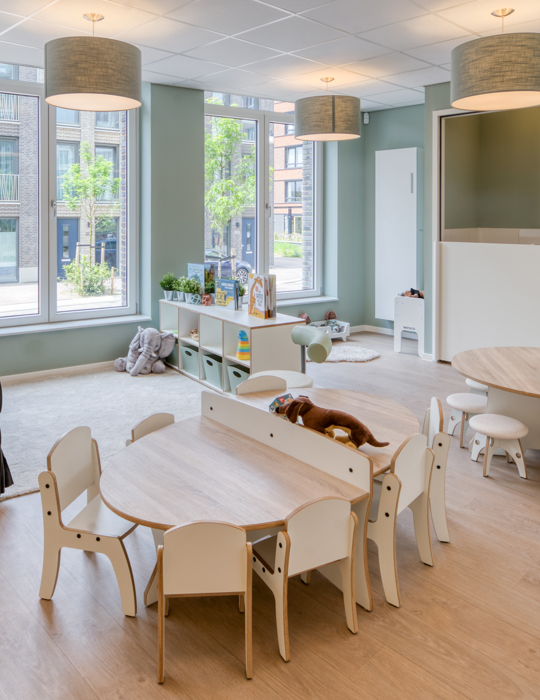 CompaNanny vestiging Nijmegen Lent interieur peutergroep met tafels