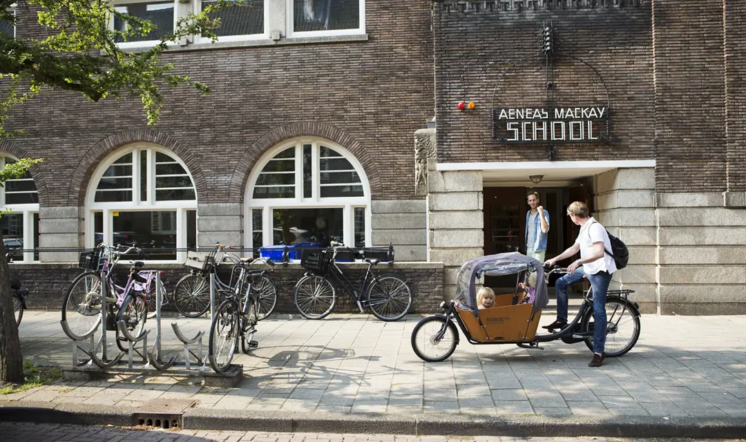Voorkant gebouw kinderopvang bachzaal vader brengt kinderen