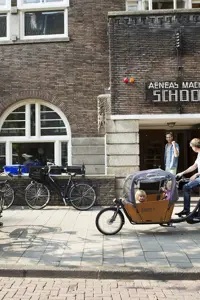 Voorkant gebouw kinderopvang amsterdam vader brengt kinderen
