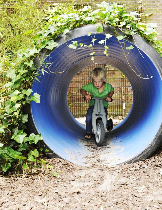 kind fietst door een kleine tunnel