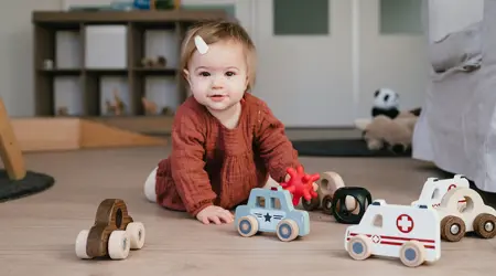 Meisje speelt met speelgoedauto's