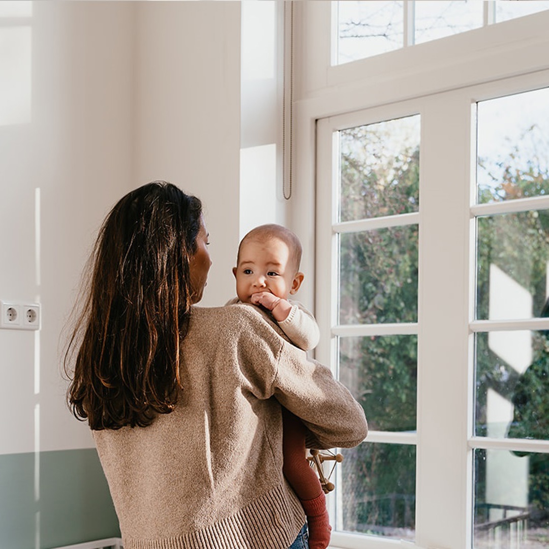 Moeder houdt baby vast in kraamtijd zwangerschapsverlof