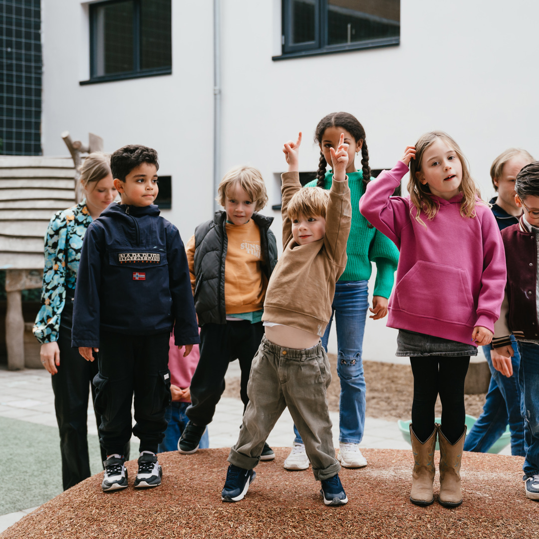 Groep kinderen speelt buiten