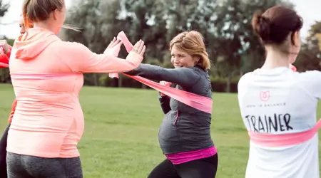 Zwangere vrouwen aan het sporten