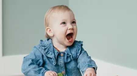 Dreumes speelt met speelgoed op kinderopvang