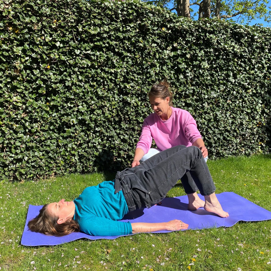 Vrouw traint bekkenbodem onder begeleiding