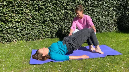 Vrouw traint bekkenbodem onder begeleiding