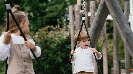 Kinderen spelen buiten op schommel