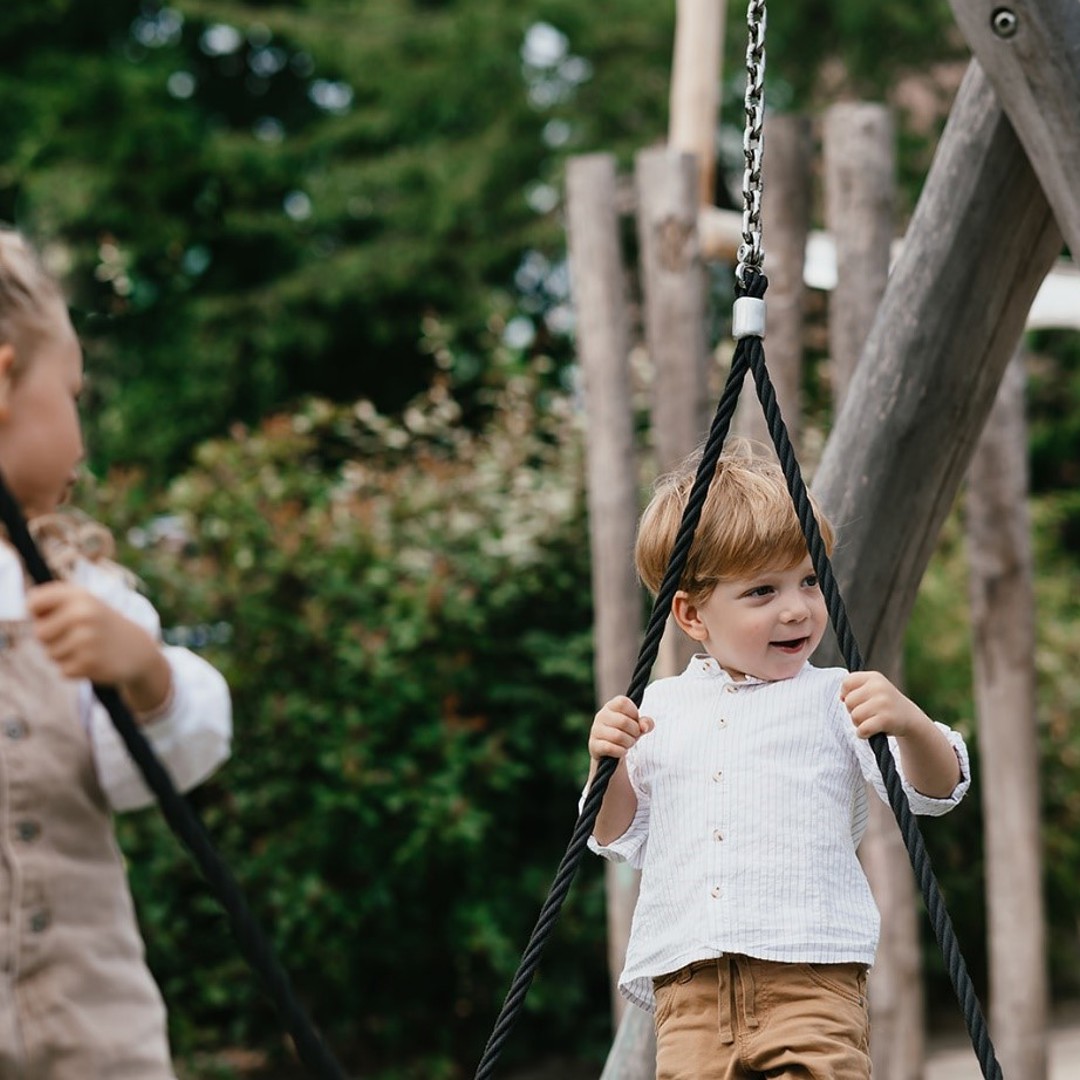 Kinderen spelen buiten op schommel