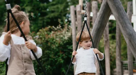 Kinderen spelen buiten op schommel