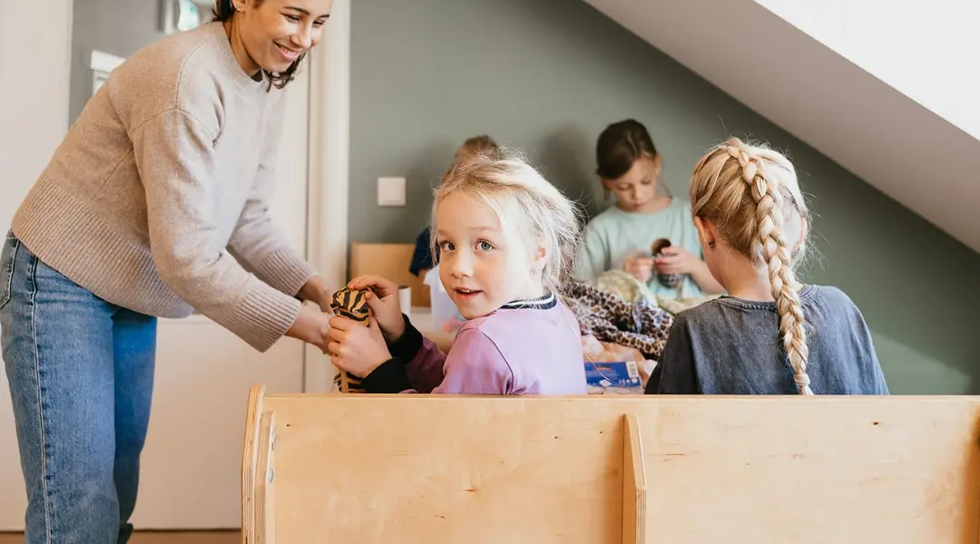 Kinderen knutselen aan tafel