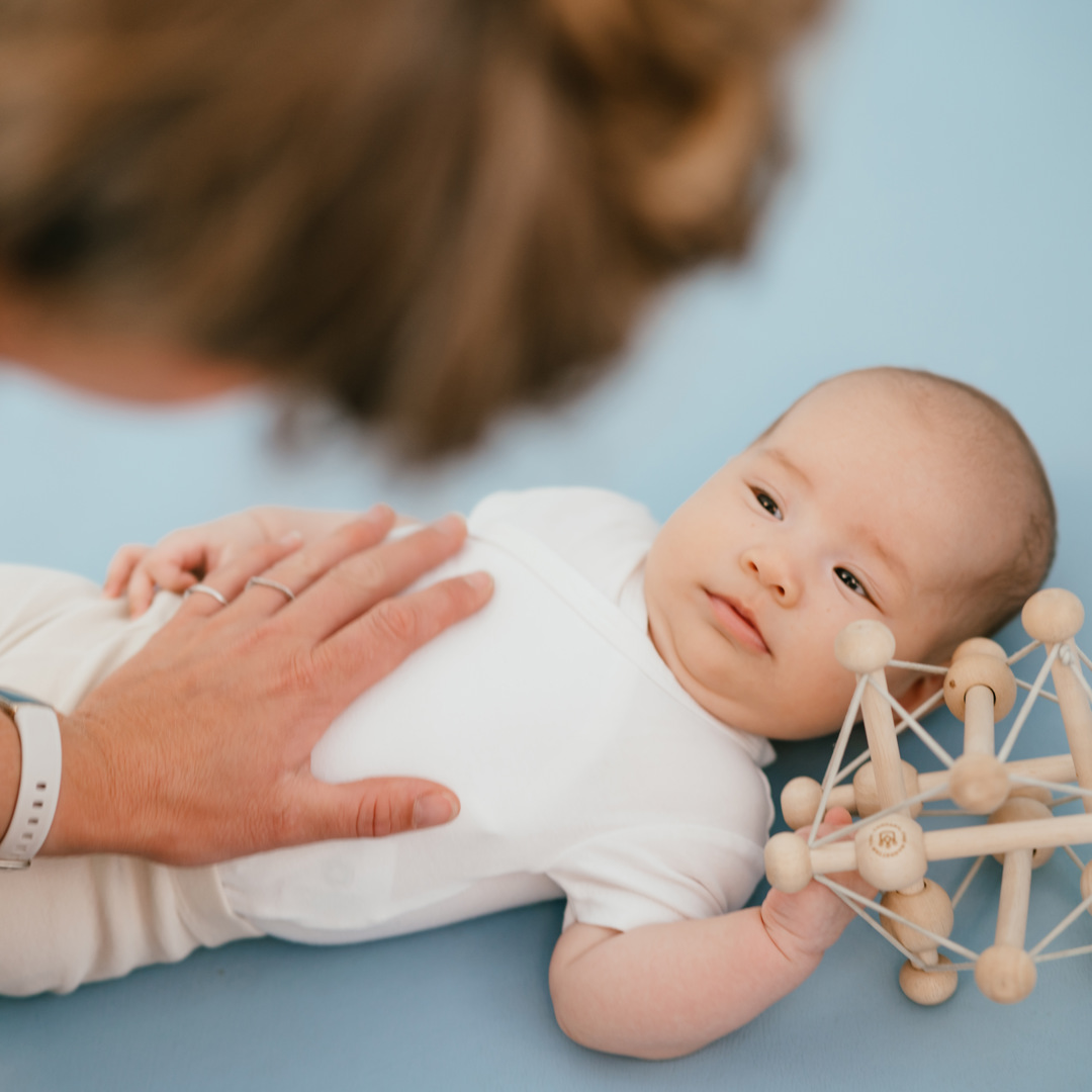 Baby speelt in grondbox op kinderopvang CompaNanny