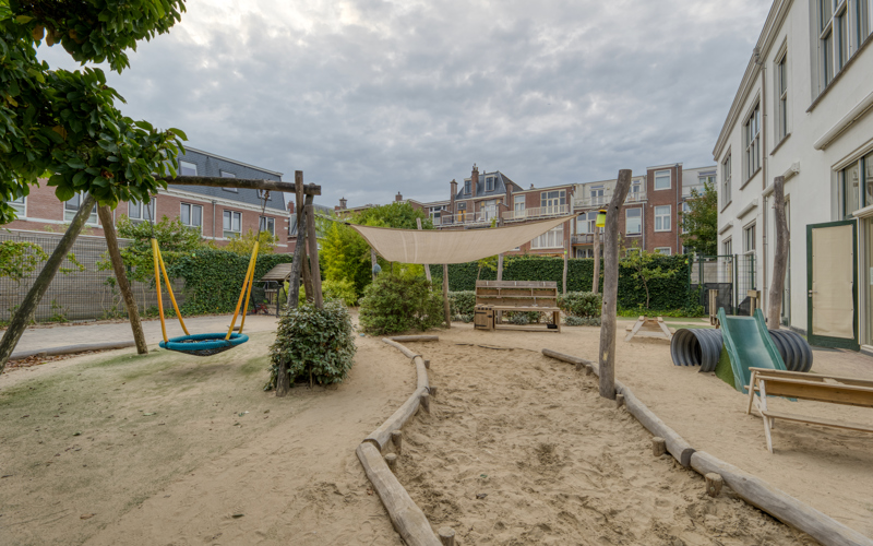 Tuin met zandbak kinderopvang CompaNanny Benoordenhout Den Haag