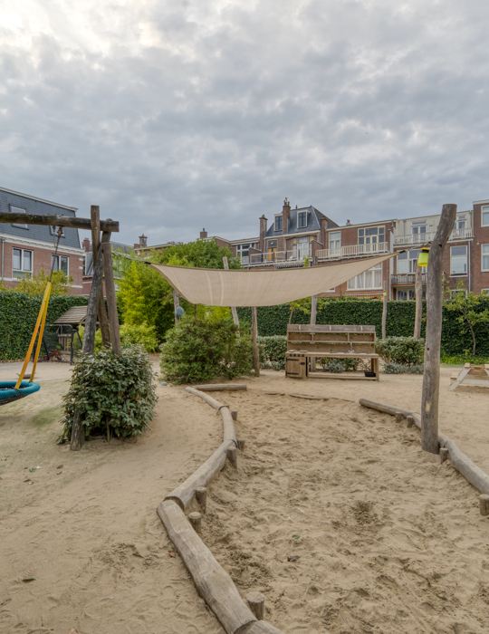 Tuin met zandbak kinderopvang CompaNanny Benoordenhout Den Haag