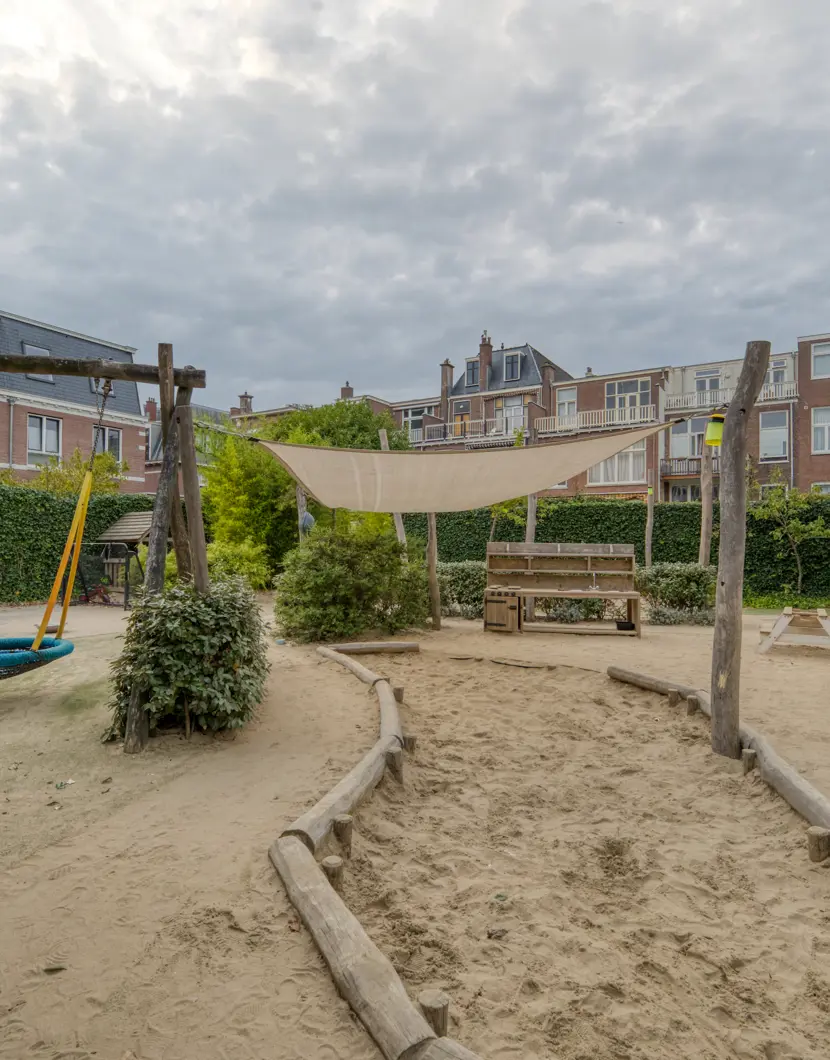 Tuin met zandbak kinderopvang CompaNanny Benoordenhout Den Haag