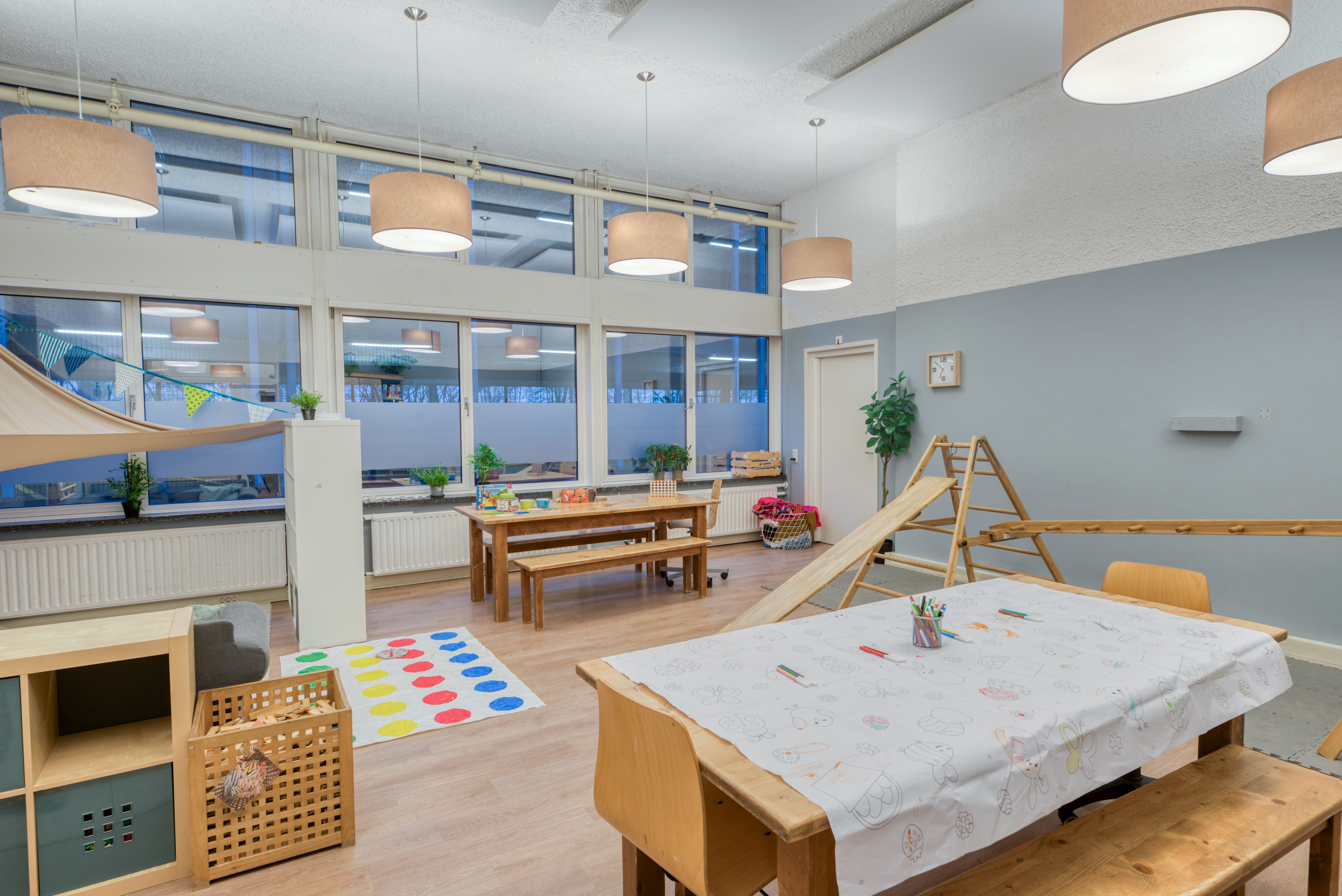 Speelhoek met tafels kinderopvang CompaNanny WFC BSO