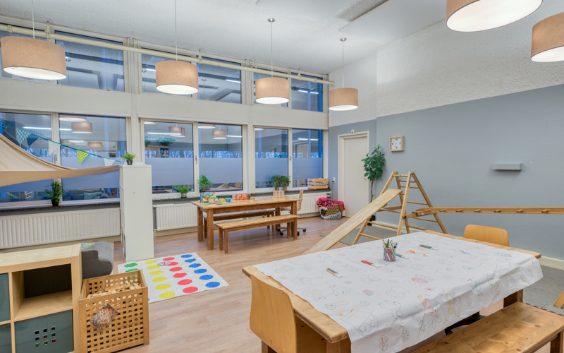 Speelhoek met tafels kinderopvang CompaNanny WFC BSO