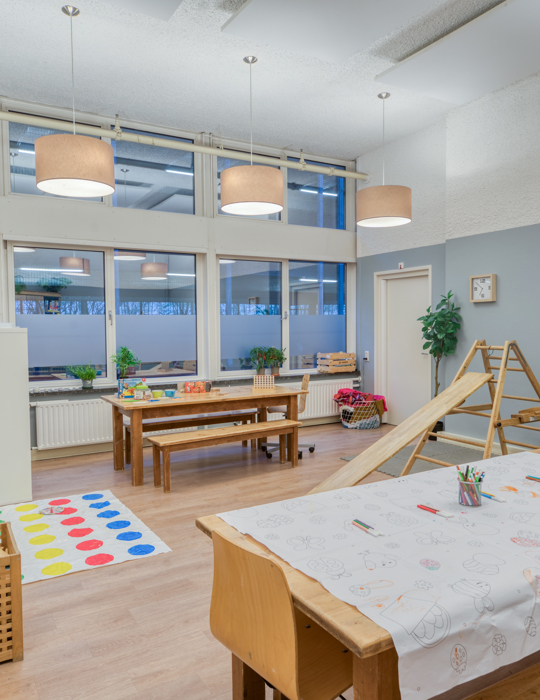 Speelhoek met tafels kinderopvang CompaNanny WFC BSO
