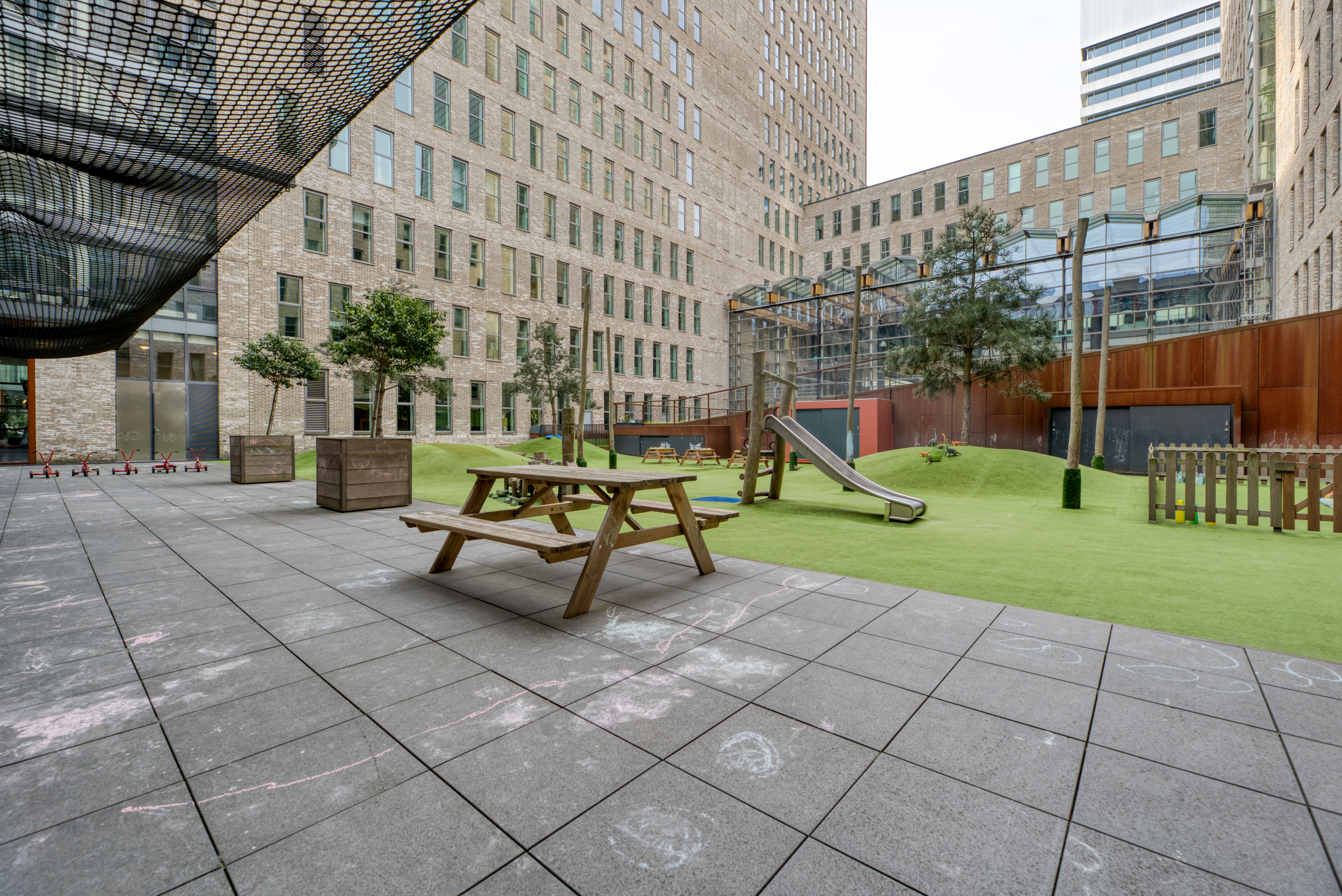 Tuin met gras en picknicktafel CompaNanny Prinsenhof Den Haag