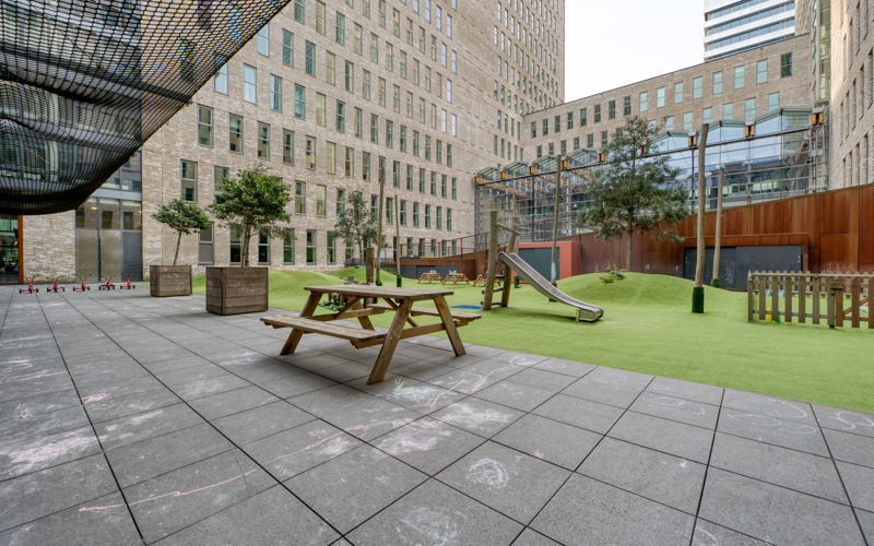 Tuin met gras en picknicktafel CompaNanny Prinsenhof Den Haag