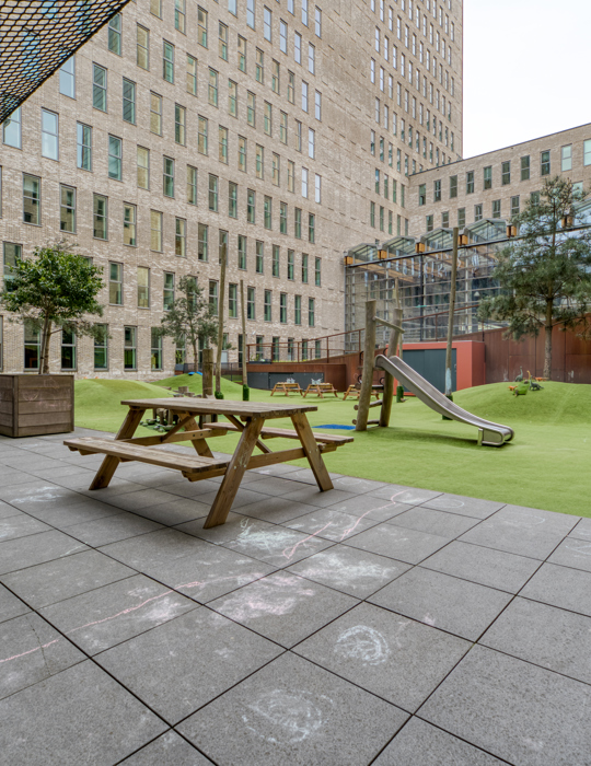 Tuin met gras en picknicktafel CompaNanny Prinsenhof Den Haag