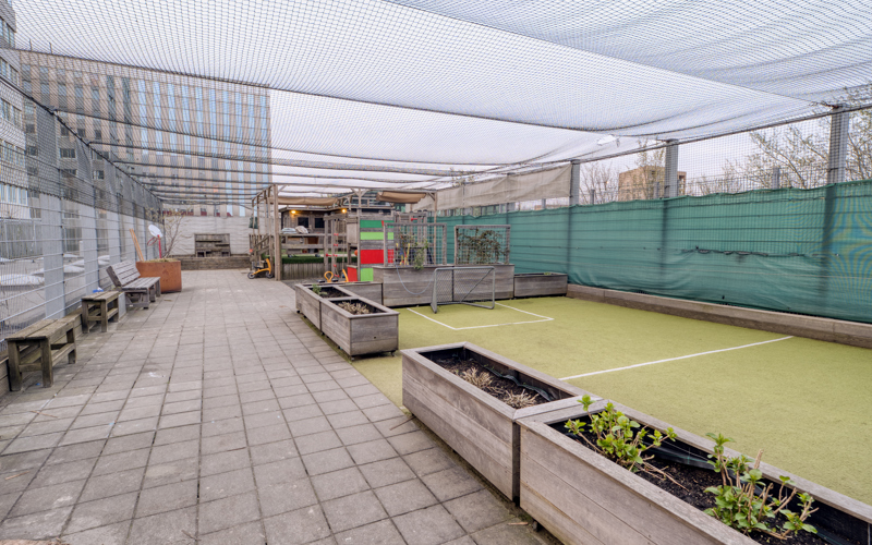 Tuin met voetbalveld kinderopvang CompaNanny WFC BSO