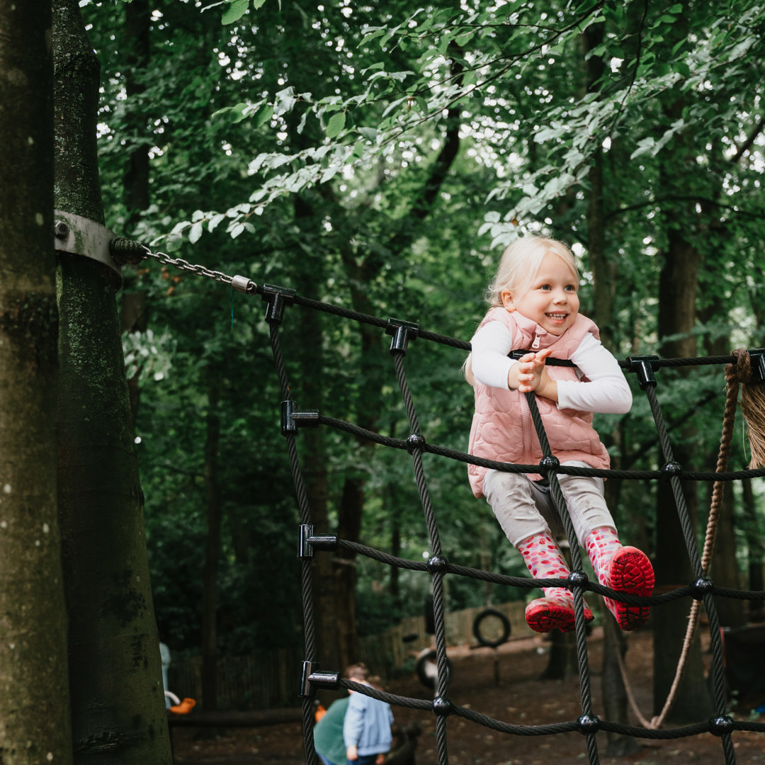 Meisje klimt in klimtoestel op kinderopvang BSO CompaNanny