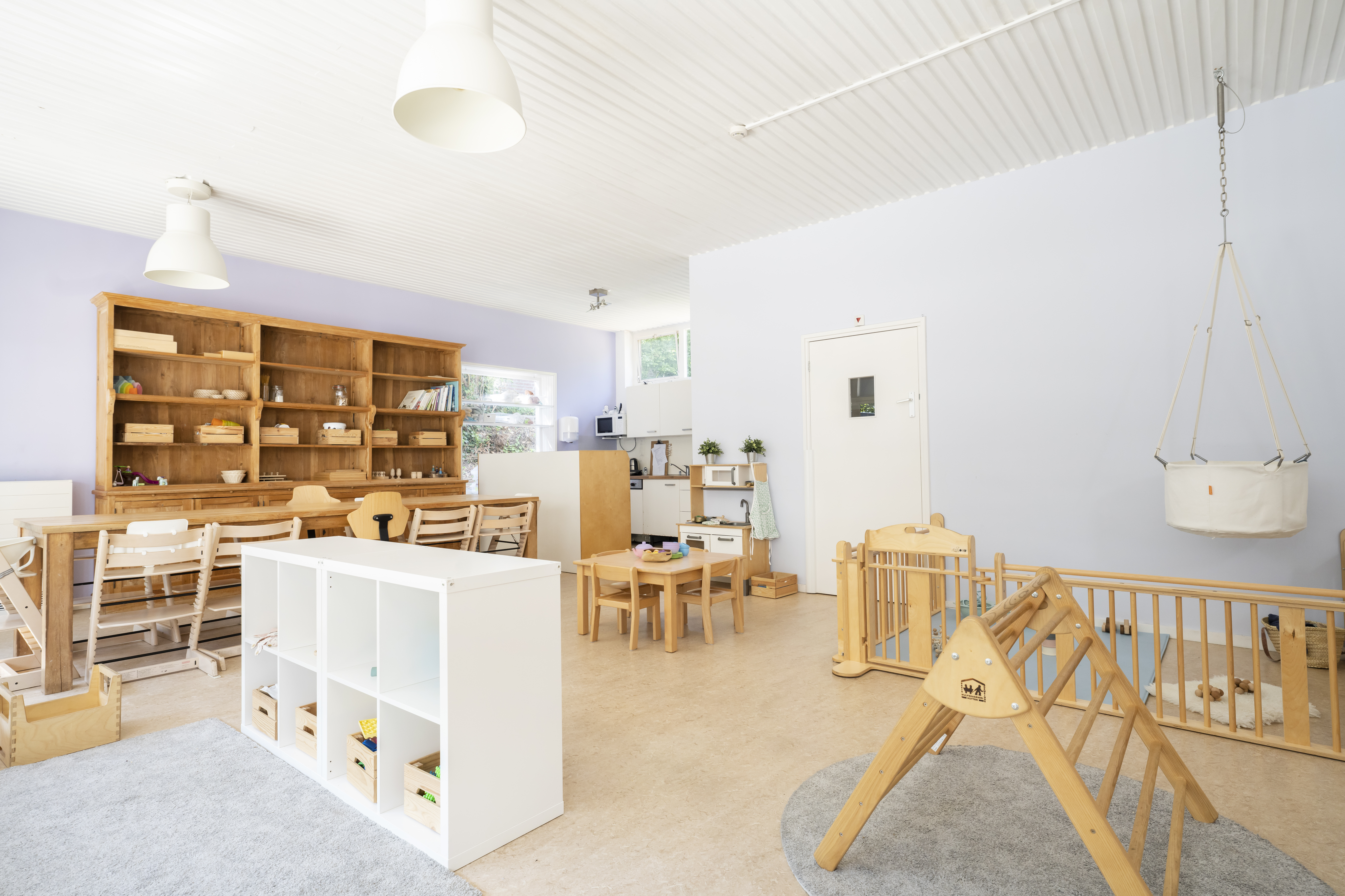 groep kinderopvang met klimdriehoek  grondbox en houten meubels