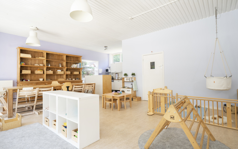 groep kinderopvang met klimdriehoek  grondbox en houten meubels