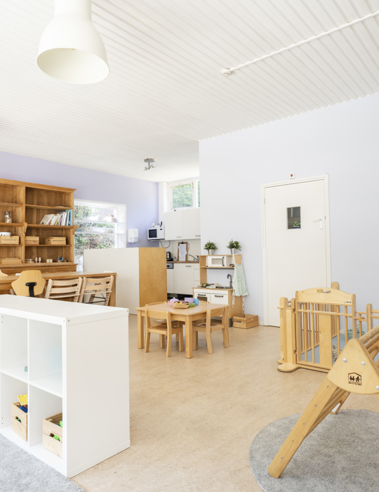 groep kinderopvang met klimdriehoek  grondbox en houten meubels