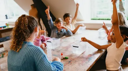 Groep kinderen steekt vinger in de lucht 