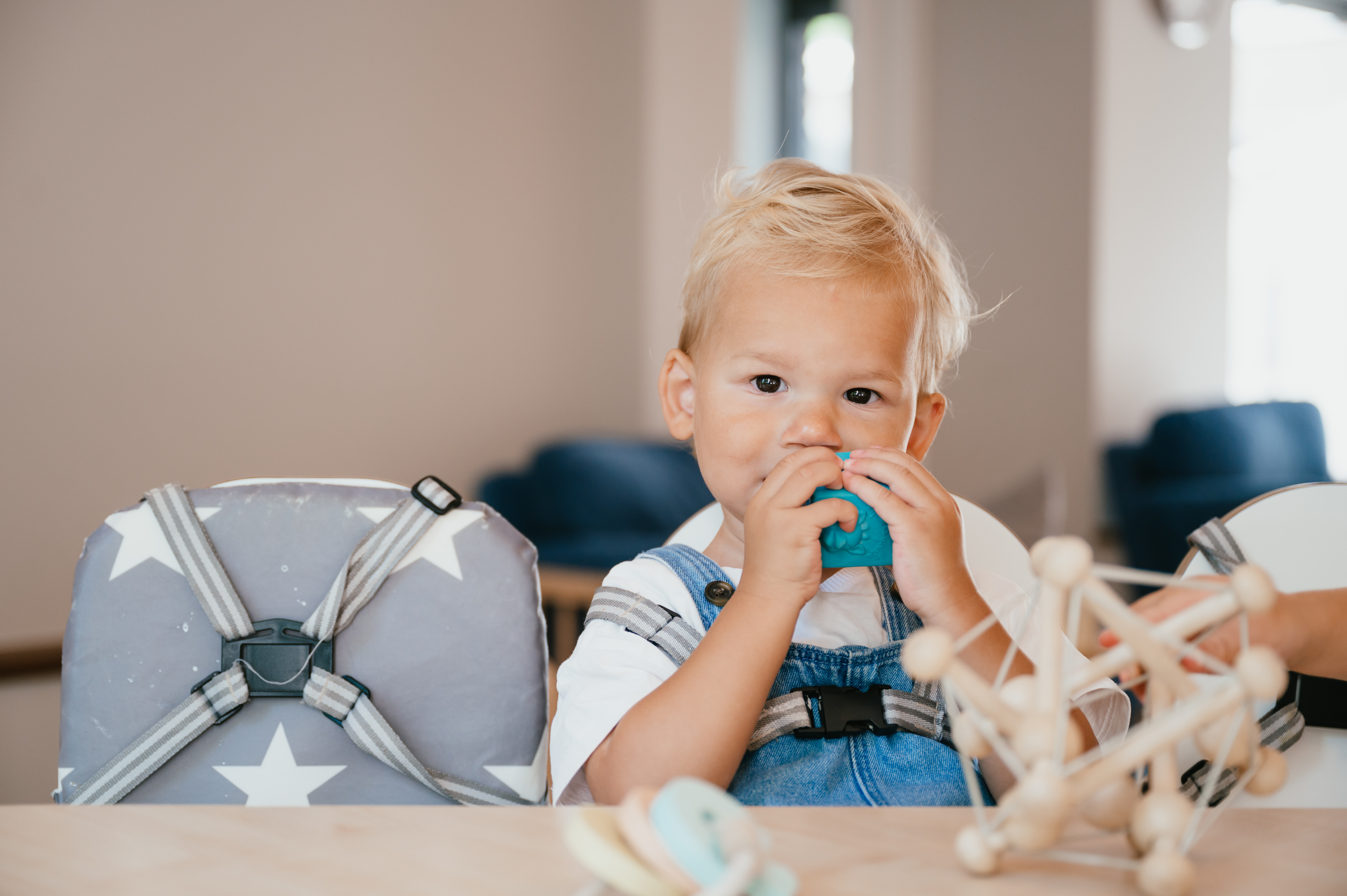 Dreumes speelt aan tafel op kinderopvang 