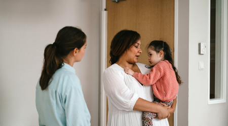 Moeder houdt verdrietige dochter vast