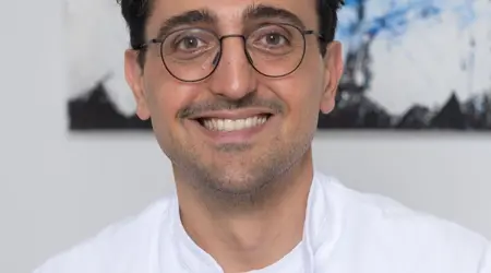 Dermatoloog Daniel Kadouch in witte jas