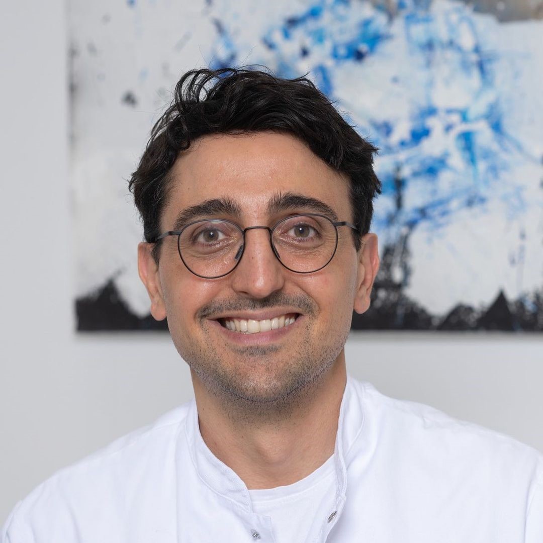 Dermatoloog Daniel Kadouch in witte jas