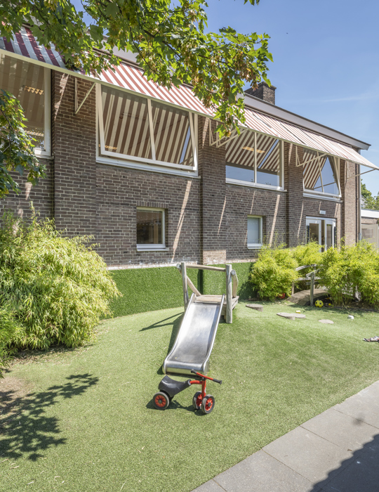 Tuin met glijbaan kinderopvang CompaNanny Kleverpark Haarlem