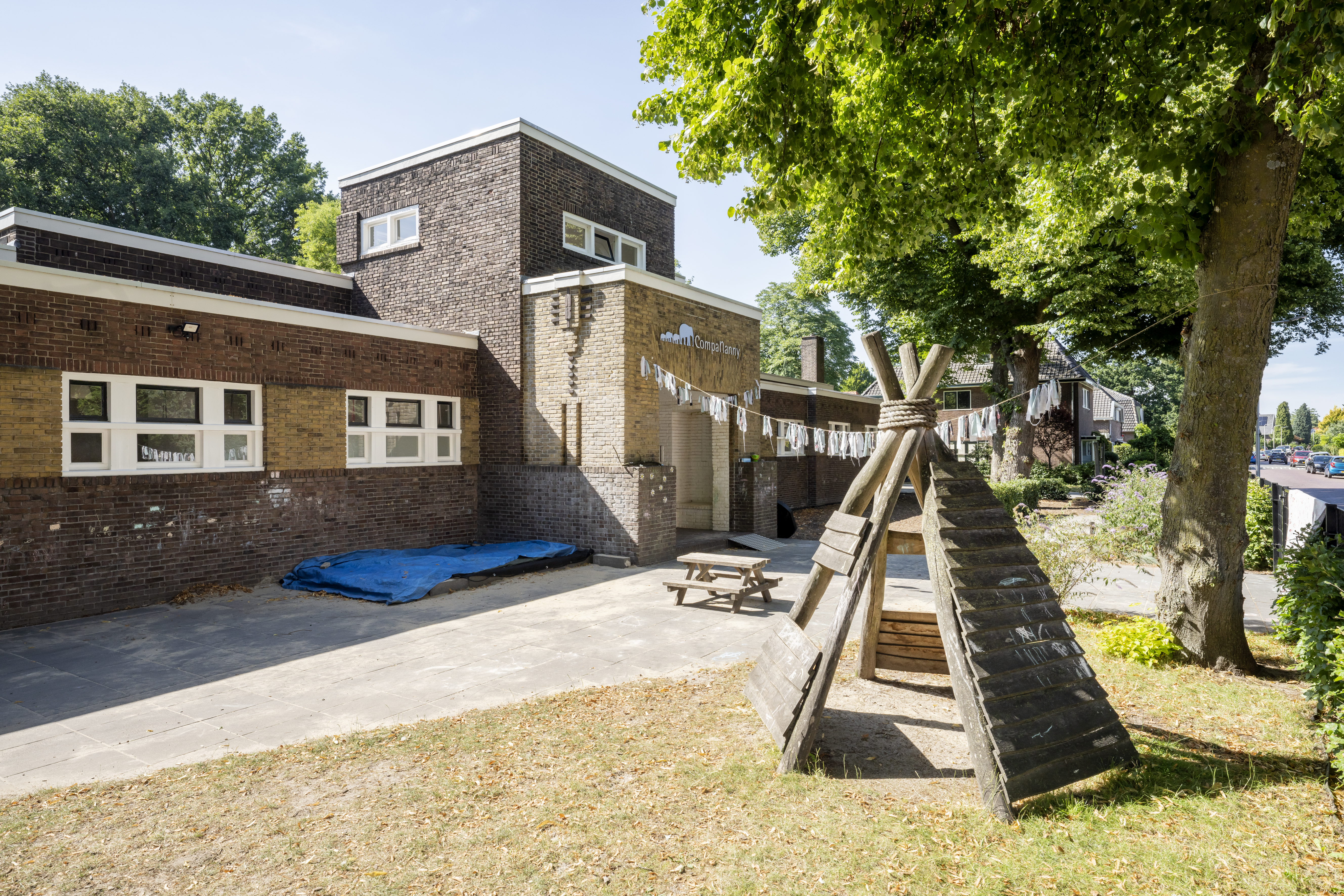 speeltuin en voorgevel kinderopvang 
