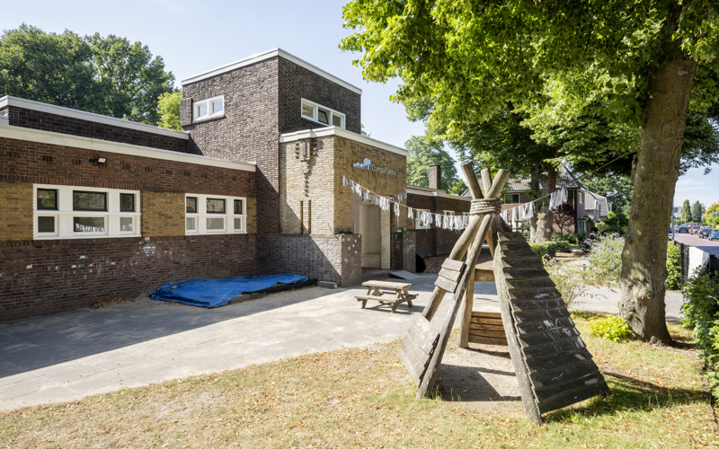 speeltuin en voorgevel kinderopvang 
