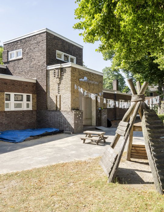 speeltuin en voorgevel kinderopvang 