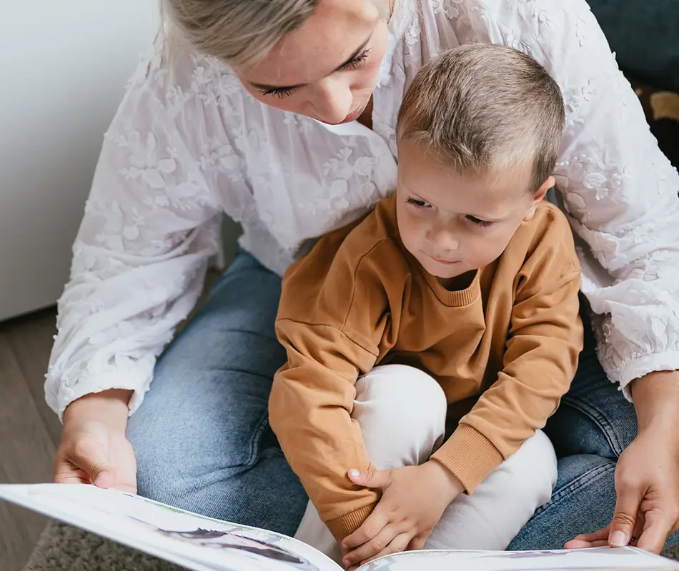 Compananny Moeder Leest Boekje Zoon De Kracht Van Herhaling