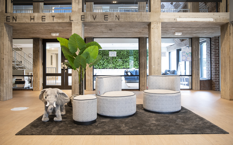 lounge set in hal kinderopvang locatie rembrandtplein