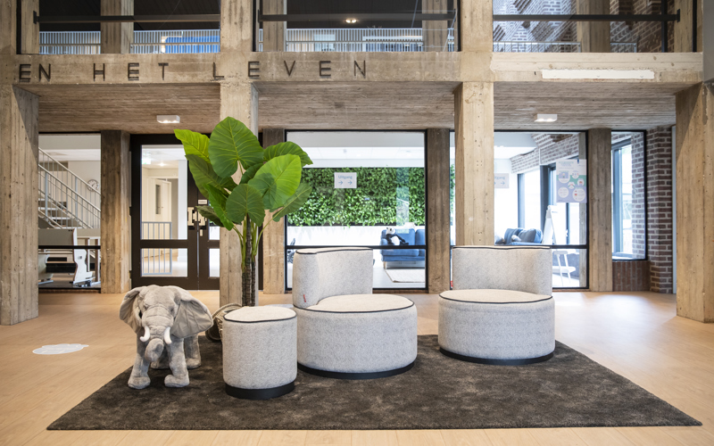 lounge set in hal kinderopvang locatie rembrandtplein