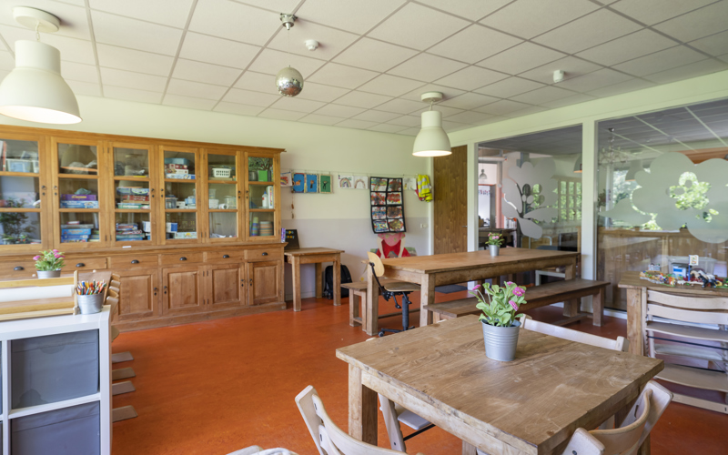 buitenschoolse opvang binnenruimte met houten inrichting
