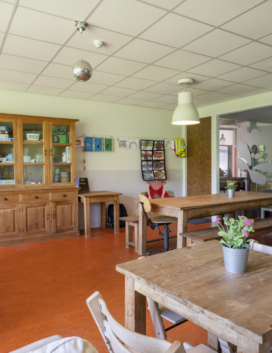 buitenschoolse opvang binnenruimte met houten inrichting