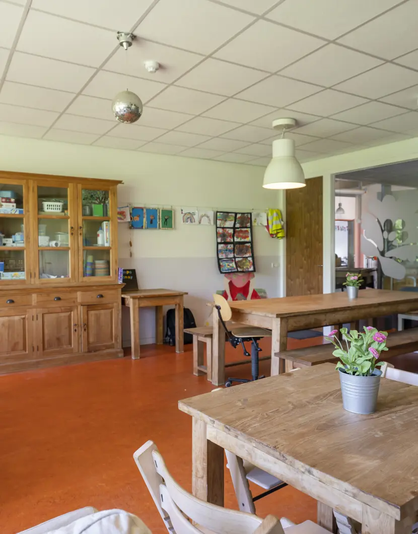 buitenschoolse opvang binnenruimte met houten inrichting