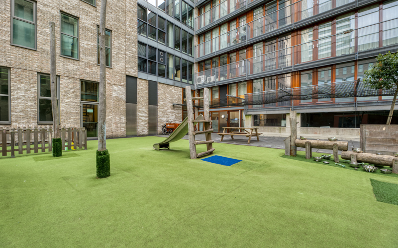 Tuin met gras en speelmaterialen CompaNanny Prinsenhof Den Haag