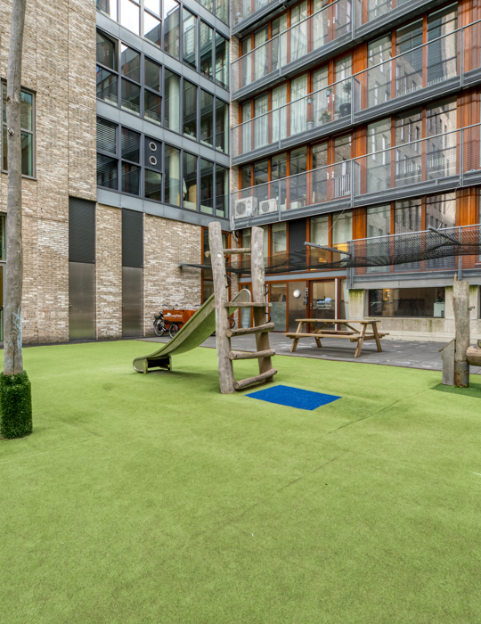 Tuin met gras en speelmaterialen CompaNanny Prinsenhof Den Haag