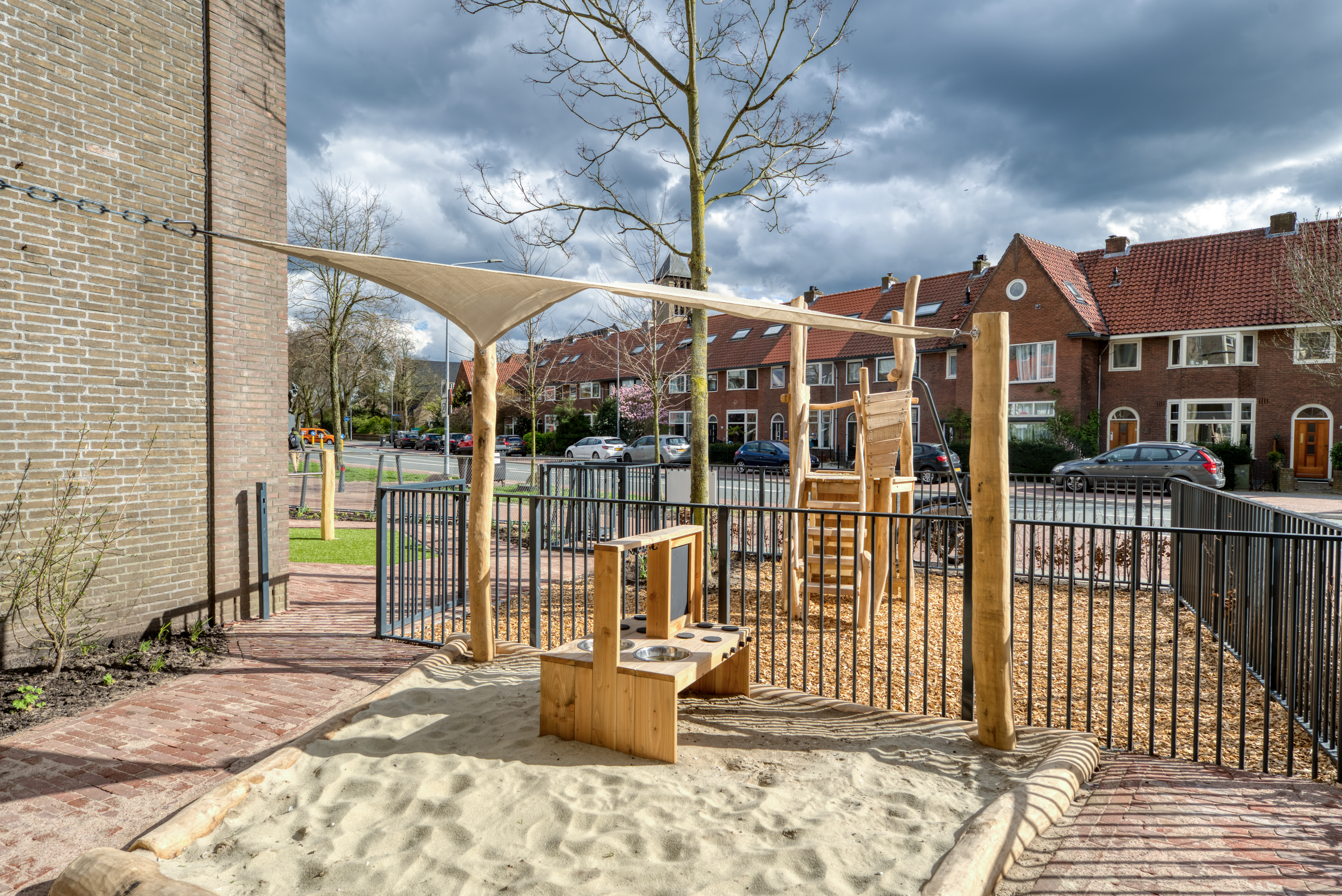 speeltuin met houten klimtoestel en keukentje
