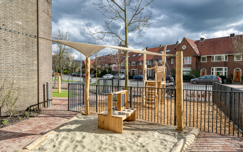 speeltuin met houten klimtoestel en keukentje